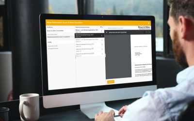 Person, die an einem Computer arbeitet und ein Dokumentenverwaltungssystem nutzt.